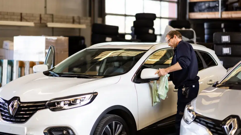 Groepsfoto AutoKievit Zierikzee opslagplaats auto poetsen